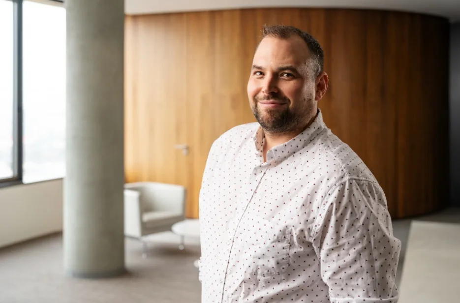 Češi si v zaměstnání nejčastěji elektronicky žádají o dovolenou a informují o neschopence. Na školení ale musí osobně