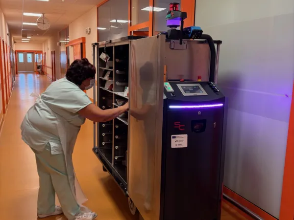 V Nemocnici Jihlava jezdí autonomní roboti díky 5G síti od T-Mobile