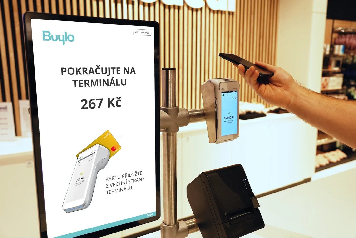 Čekáním v obchodech strávíme před Vánoci více než hodinu. Nejvíc nás zdrží hypermarkety, vytížená jsou i knihkupectví