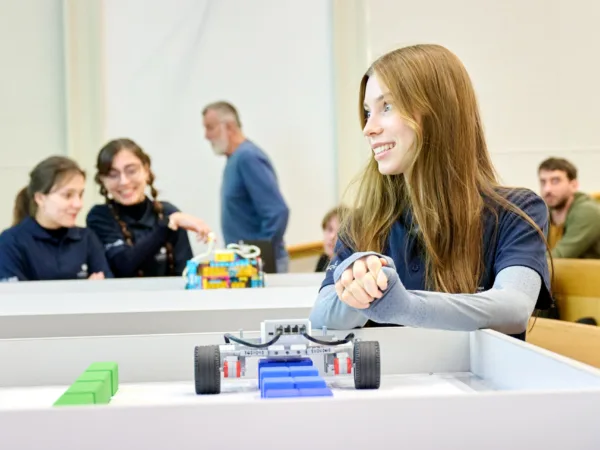 Robotický Tetris v souboji školních týmů i stavebnic. Sledujte v pátek 12. prosince finále středoškolské Robosoutěže!