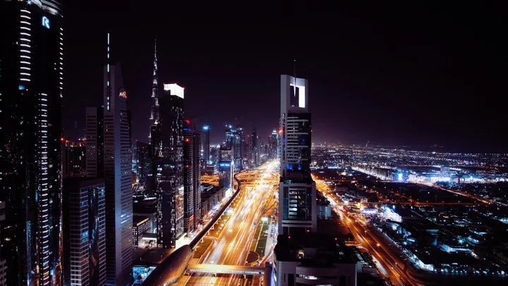 Signify poskytuje správcům budov lepší kontrolu a úspory energie díky pohybovým a světelným senzorům DALI Signify Interact