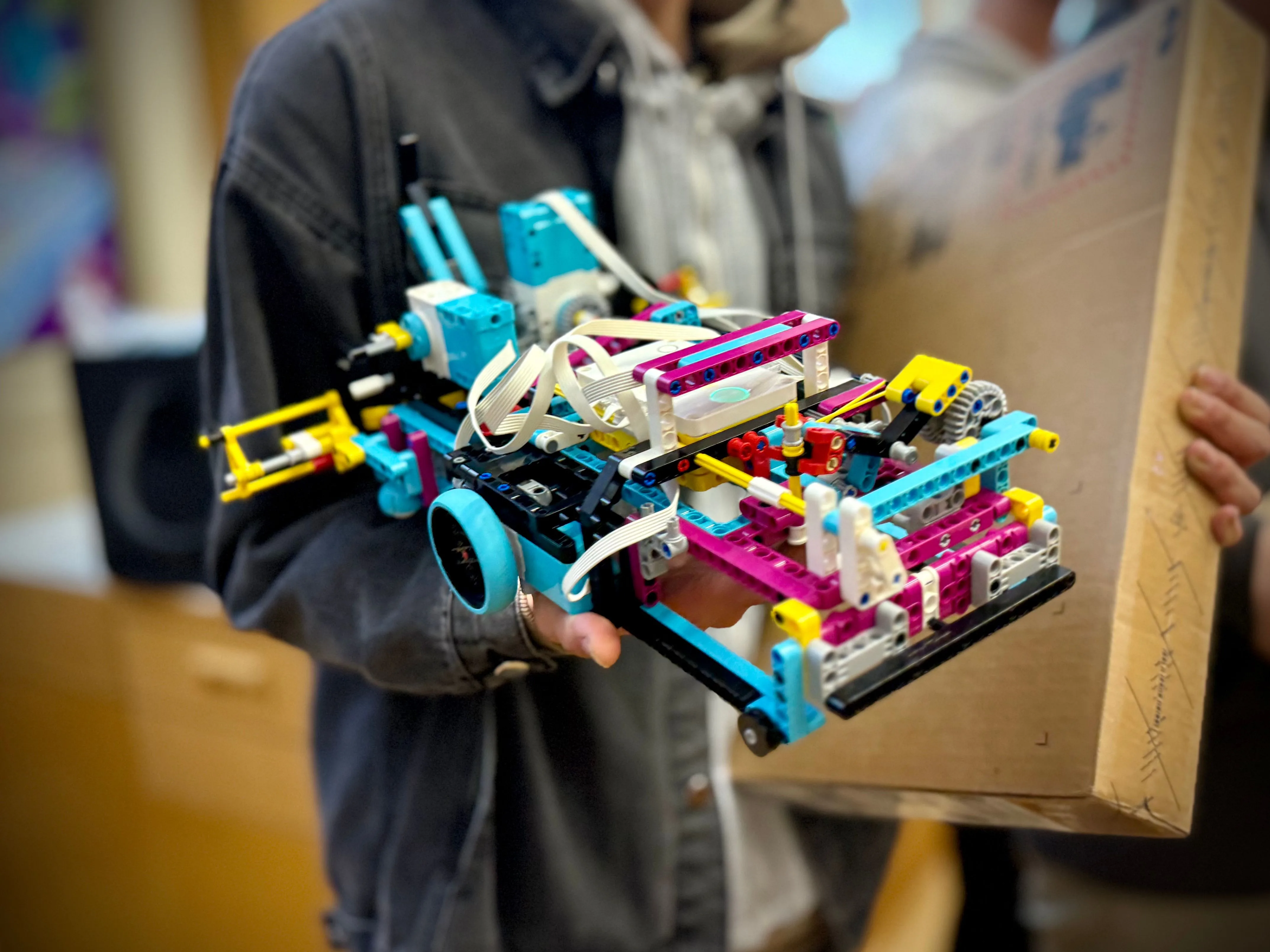 Který robot hraje nejlíp Tetris? Finále středoškolské Robosoutěže FEL ČVUT vyhrál tým K-2SO z gymnázia Nový PORG v Praze