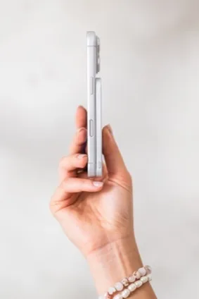 Obsah obrázku osoba, hřebík, prst, držení Obsah generovaný pomocí AI může být nesprávný.