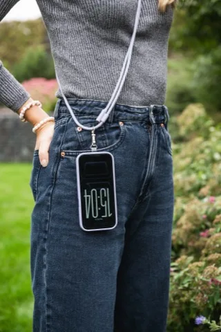 Obsah obrázku osoba, venku, oblečení, džínsovina Obsah generovaný pomocí AI může být nesprávný.