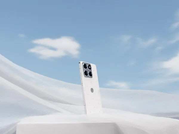 Motorola představuje exkluzivní speciální edici motorola edge 70 v barvě Pantone Colour of the Year 2026, zdobenou krystaly Swarovski