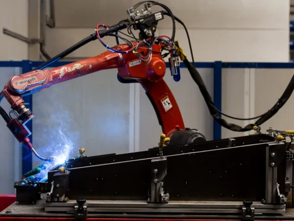 Robotizace zrychluje, univerzálním řešením ale není. Český průmysl hledá hranici mezi automatizací a lidskou prací